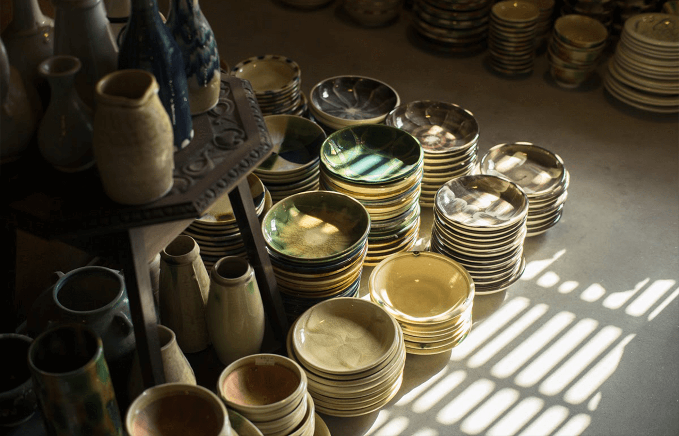 丹波焼　愛嬌のある陶器の置物　カラスの陶芸家　リビングのインテリアに　日本六古窯